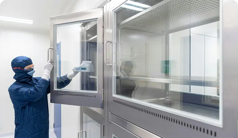 På bilden ser vi en människa i laboratoriemiljö.